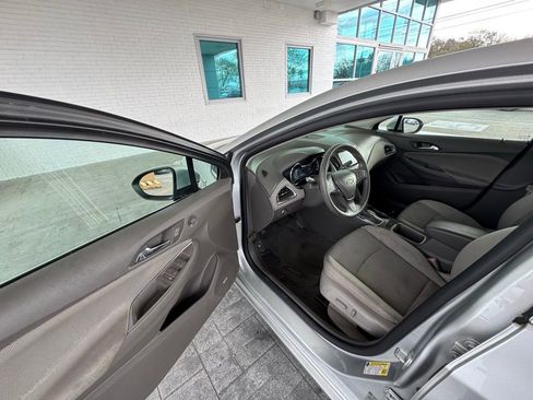 Used 2017 Chevrolet Cruze LT w/ Sun And Sound Package image 10