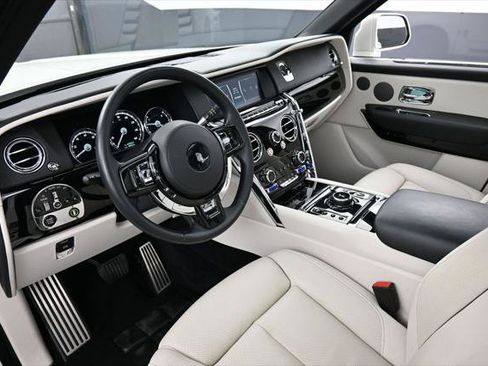 Certified 2022 Rolls-Royce Cullinan w/ Dark Exterior Package AWD/4WD image 4