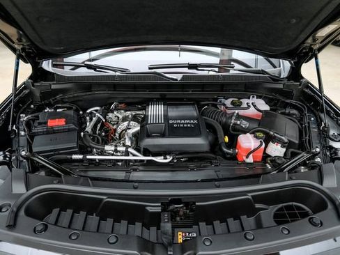 Used 2026 Chevrolet Suburban Z71 w/ Comfort Package image 4