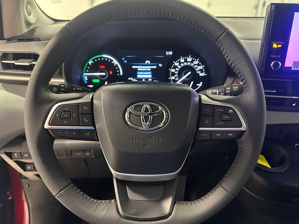 Used 2026 Toyota Sienna XLE FWD image 42
