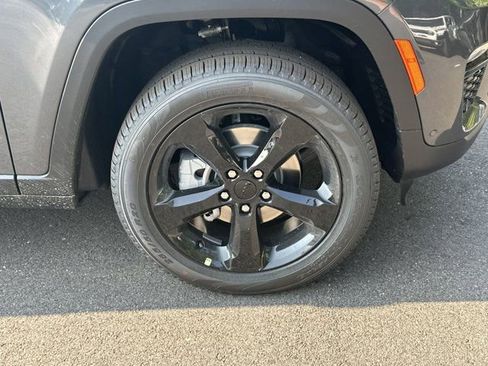 New 2025 Jeep Grand Cherokee Limited w/ Luxury Tech Group II image 12