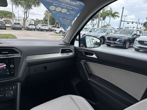 Used 2018 Volkswagen Tiguan SE AWD/4WD image 15