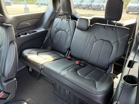 Used 2025 Chrysler Voyager LX FWD image 6