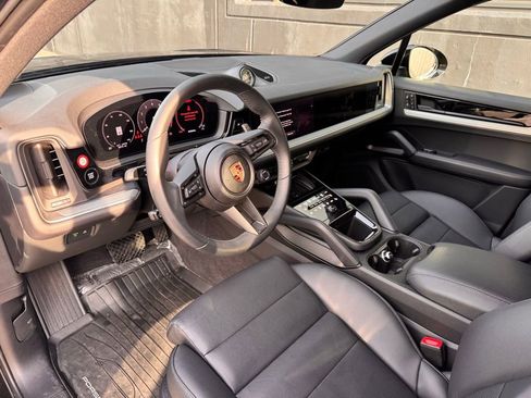 Certified 2025 Porsche Cayenne image 4