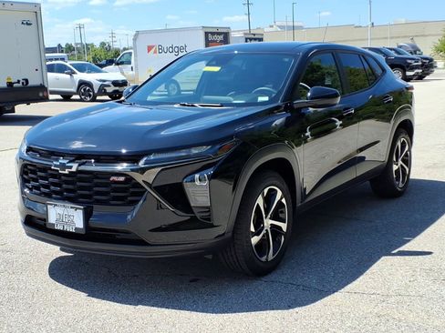 Used 2024 Chevrolet Trax RS w/ Driver Confidence Package FWD image 2