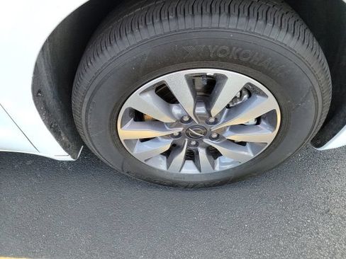 Used 2024 Chrysler Pacifica Limited FWD image 9