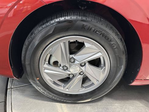 Certified 2024 Hyundai Elantra SE FWD image 9