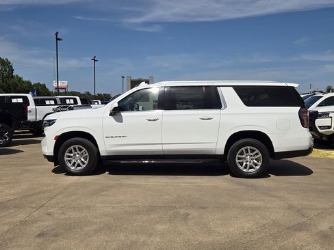 Used 2023 Chevrolet Suburban LT RWD image 3