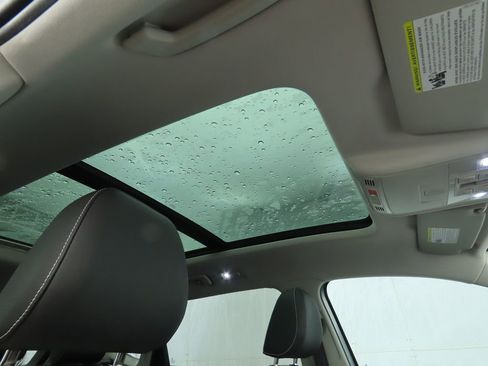 Certified 2025 Volkswagen Taos SE w/ Panoramic Sunroof Package image 16