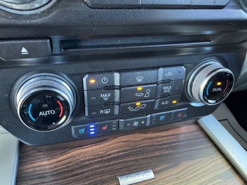 Used 2015 Ford F150 Lariat w/ Equipment Group 502A Luxury AWD/4WD image 17