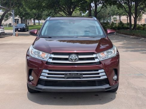 Used 2019 Toyota Highlander XLE FWD image 2