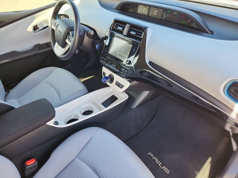 Used 2018 Toyota Prius Three image 14