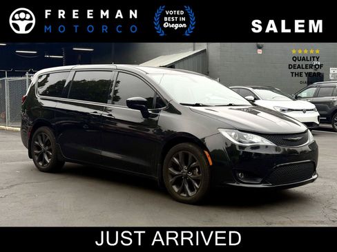 Used 2019 Chrysler Pacifica Touring Plus w/ S Appearance Package FWD image 1