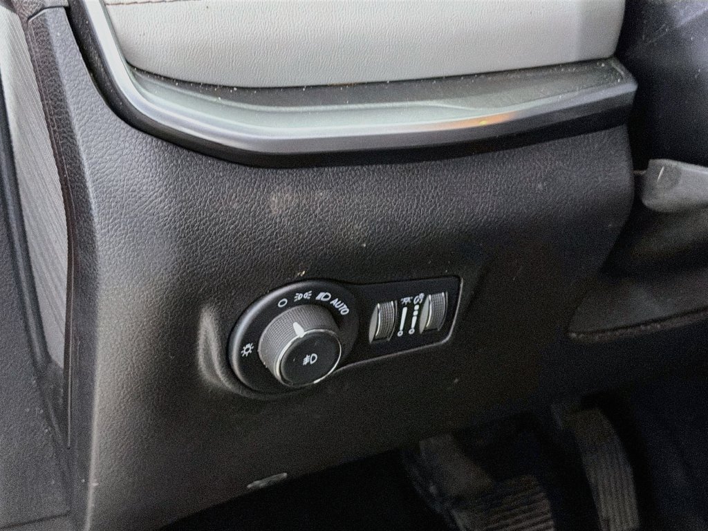 Used 2025 Jeep Compass Limited AWD/4WD image 13