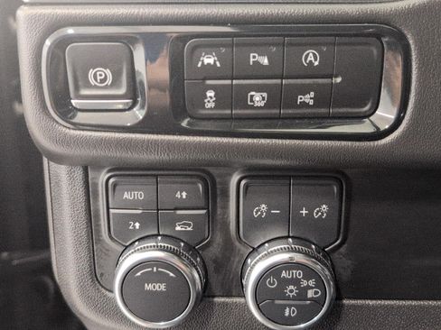 Used 2025 GMC Yukon XL Denali AWD/4WD image 10