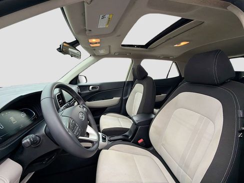 Used 2023 Hyundai Venue SEL image 19