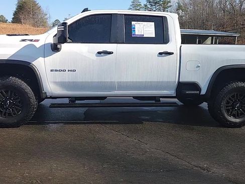 Used 2025 Chevrolet Silverado 2500 ZR2 w/ Technology Package image 3