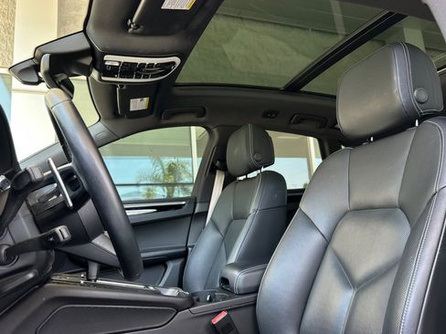 Certified 2024 Porsche Macan AWD/4WD image 5