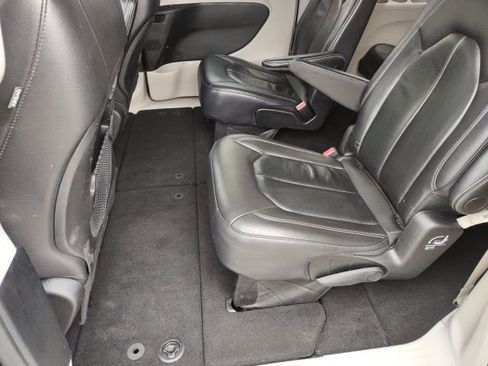 Used 2022 Chrysler Pacifica Touring-L FWD image 16