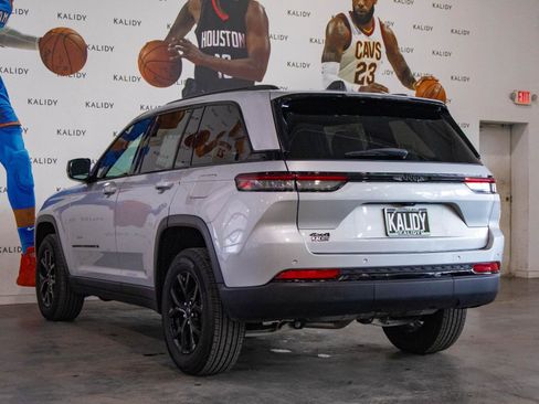 Used 2025 Jeep Grand Cherokee Altitude AWD/4WD image 21