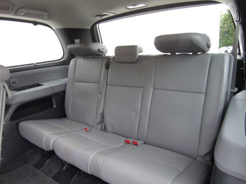 Used 2018 Toyota Sequoia Platinum AWD/4WD image 17