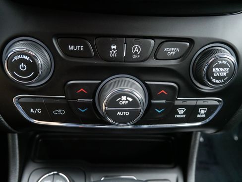 Used 2019 Jeep Cherokee Trailhawk w/ Cold Weather Group AWD/4WD image 23