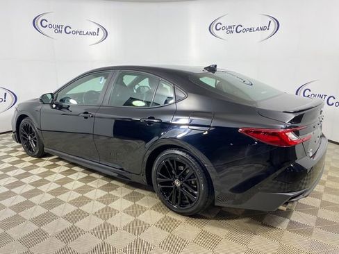 Used 2025 Toyota Camry SE FWD image 4