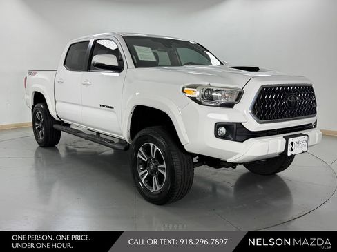 Used 2018 Toyota Tacoma TRD Sport w/ Technology Package AWD/4WD image 4