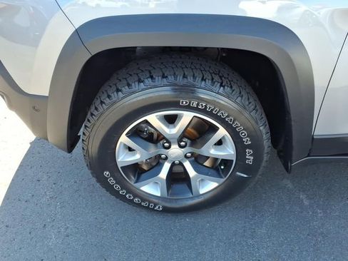 Used 2017 Jeep Cherokee Trailhawk image 4