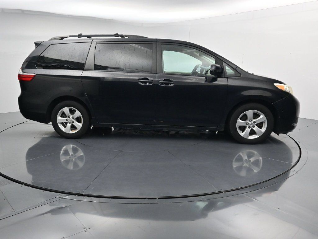 Used 2017 Toyota Sienna LE FWD image 9