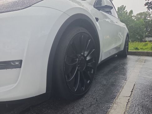 Used 2023 Tesla Model Y Performance AWD/4WD image 4