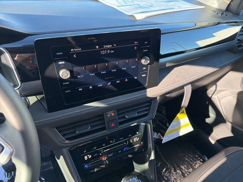 New 2025 Volkswagen Taos SE image 16