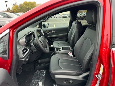 New 2026 Chrysler Pacifica Select image 12