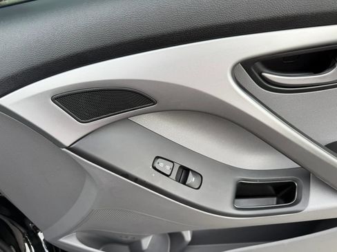Used 2014 Hyundai Elantra SE FWD image 25