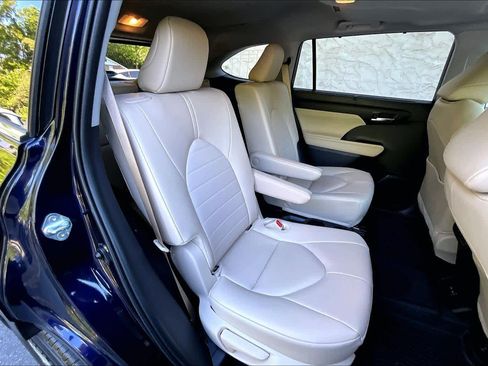 Certified 2025 Toyota Highlander XLE FWD image 20