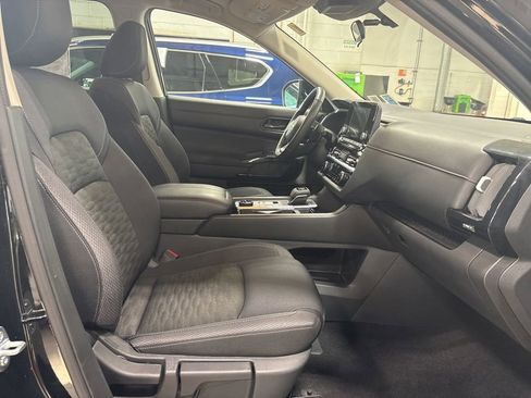 Used 2025 Nissan Pathfinder SV image 16