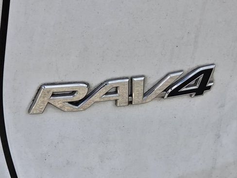 Used 2021 Toyota RAV4 LE AWD/4WD image 15