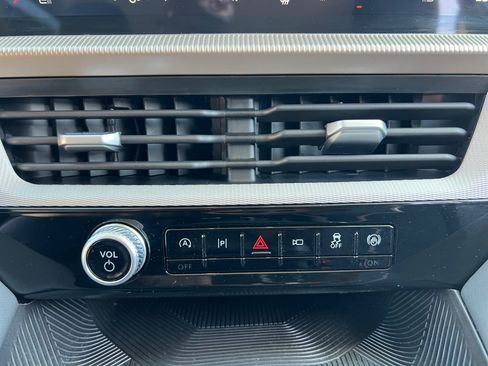 Used 2025 Ford Explorer Active RWD image 18