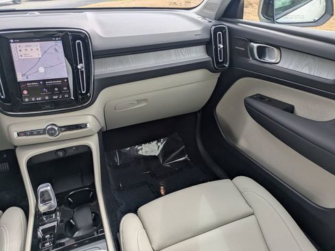 New 2026 Volvo XC40 B4 Plus w/ Climate Package image 18