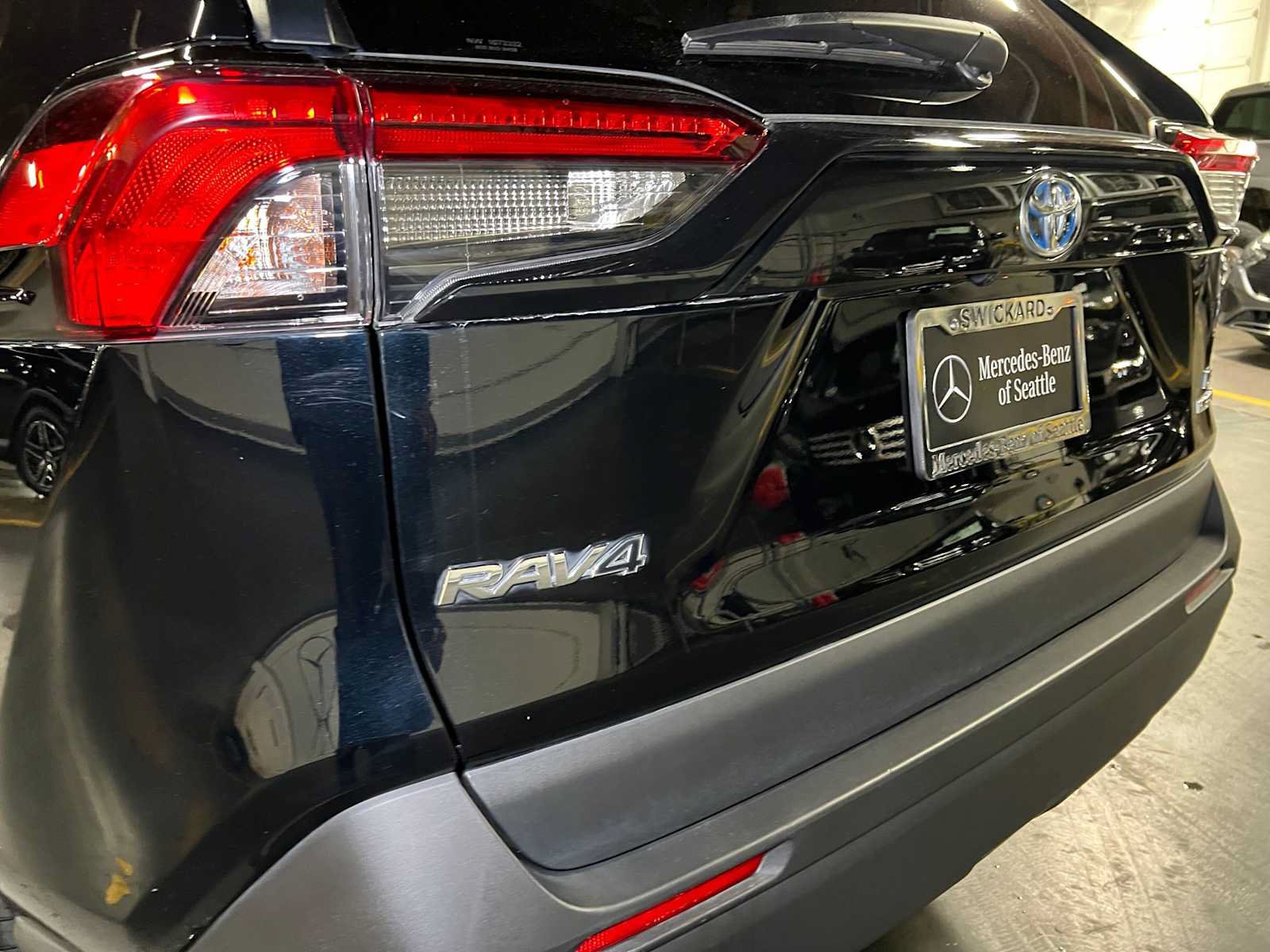 Used 2021 Toyota RAV4 LE AWD/4WD image 14