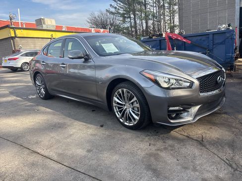 Used 2018 INFINITI Q70 Luxe w/ Sport Package image 4