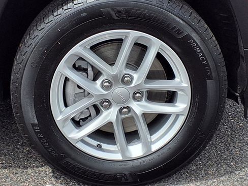 Used 2024 Jeep Grand Cherokee L Laredo image 9