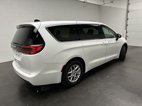 Used 2023 Chrysler Pacifica Touring-L FWD image 9