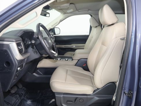 Used 2022 Ford Expedition XLT image 11