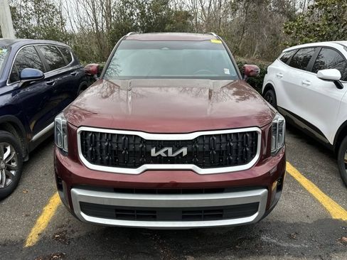 Used 2024 Kia Telluride EX w/ EX Captain's Chair Package image 3