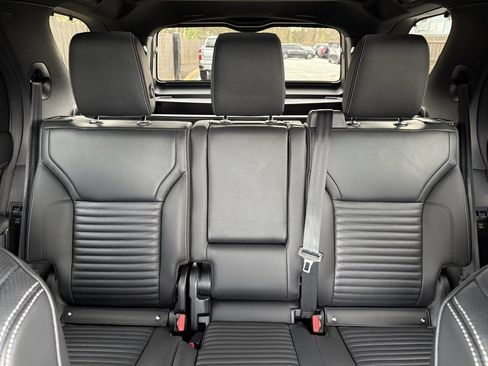 Certified 2025 Land Rover Discovery Dynamic SE image 33