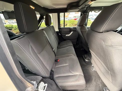Used 2016 Jeep Wrangler Unlimited Sahara w/ Connectivity Group AWD/4WD image 33