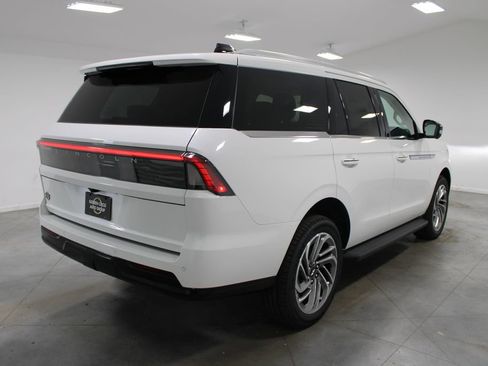 New 2026 Lincoln Navigator Premiere AWD/4WD image 8