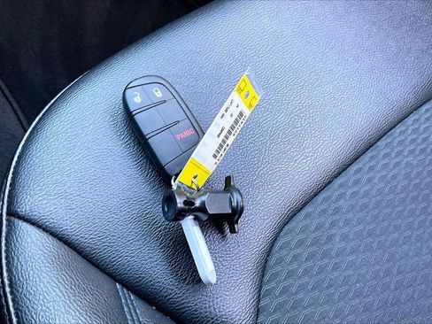 Used 2024 Jeep Compass Latitude image 30