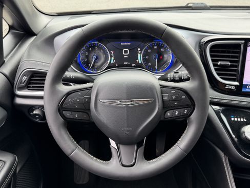 Used 2025 Chrysler Pacifica Limited FWD image 17